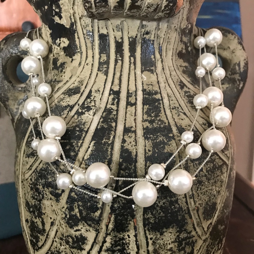 🆓 White bead necklace